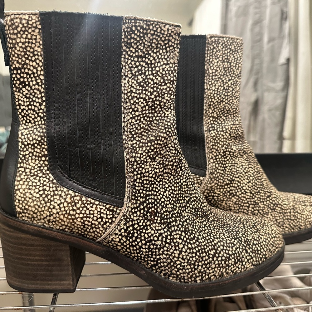 UGG Australia CAMDEN EXOTIC Size US 9 Calf Hair Boots Black Dotted